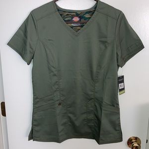 Dickies Olive green utility top. Size S